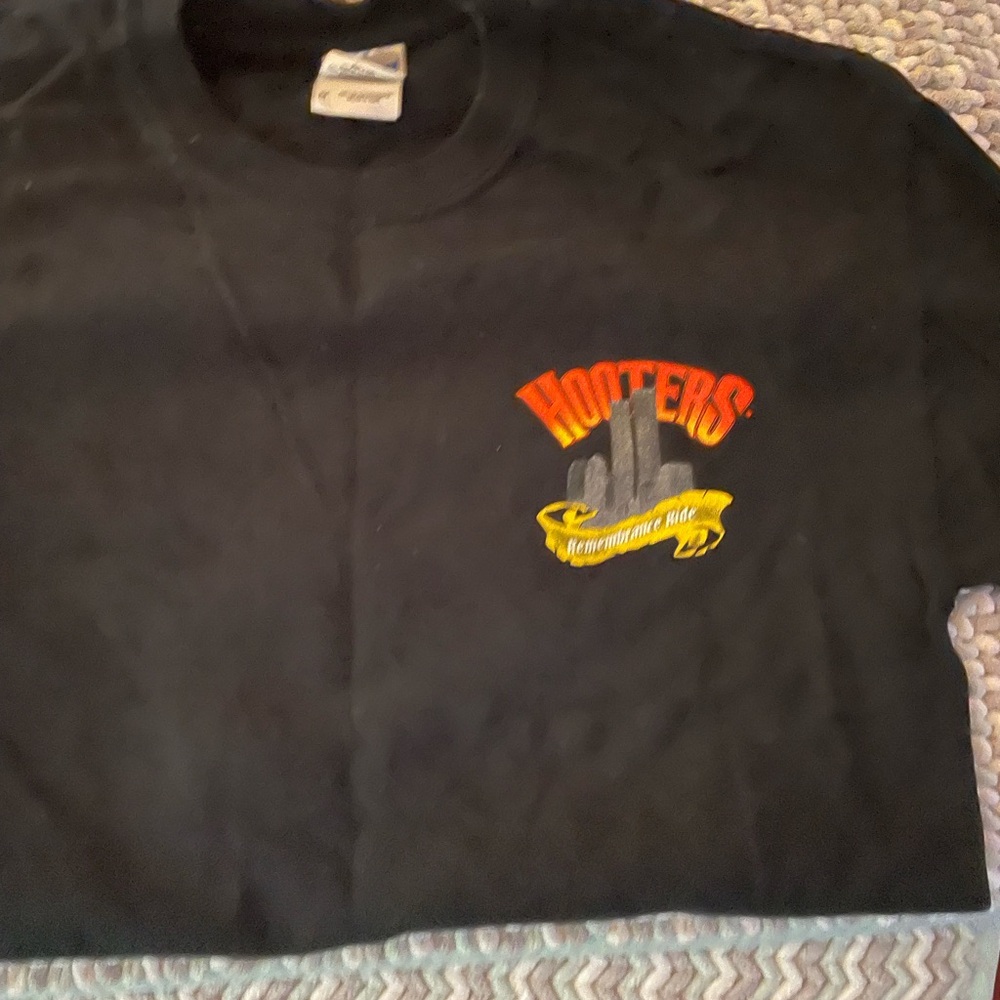 Authentic Hooters remembrance ride tee - SZ med
